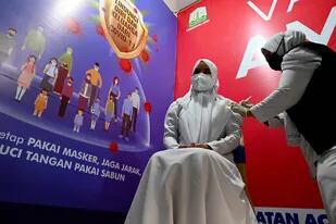 Vacunación con dosis de Moderna donada por EE.UU. en el hospital Zainoel Abidin, en Banda Aceh (Photo by CHAIDEER MAHYUDDIN / AFP)