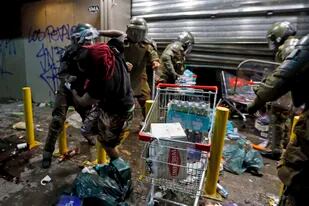 En chile: saqueos e incendios en una masiva marcha por el aniversario de las protestas (AP Photo/Luis Hidalgo)