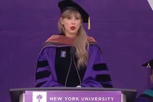 Taylor Swift durante la ceremonia en la Universidad de Nueva York