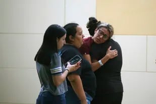 Un grupo de personas reacciona tras el tiroteo en una escuela en Uvalde, Texas el 24 de mayo del 2022. (AP foto/Dario Lopez-Mills)