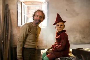Roberto Benigni y Federico Ielapi, protagonistas de la nueva versión de Pinocho que se estrena este jueves en los cines