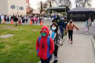 ARCHIVO - Estudiantes caminan a sus clases en la escuela primaria Washington, el 12 de enero de 2022, en Lynwood, California. (AP Foto/Marcio Jose Sanchez, Archivo)