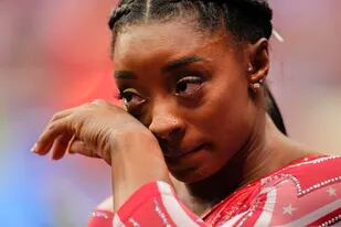Simone Biles deja escapar una lágrima tras su caída de la viga; no obstante, la atleta norteamericana logró la clasificación para los Juegos Olímpicos