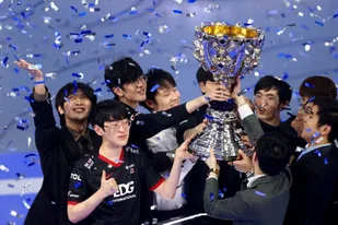 El equipo EDward Gaming celebra la victoria en la final del World Championship for League of Legends, un encuentro que fue visto por más de 4 millones de espectadores