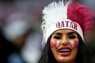 Una hincha qatarí espera el inicio del partido inaugural contra Ecuador