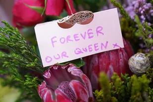 "Para siempre nuestra reina". Mensajes en las flores puestas junto a las rejas del Palacio de Buckinghman