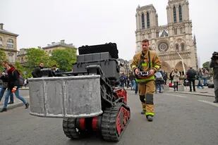 Un robot, empleado en las tares de los expertos ayer frente a la catedral parisina