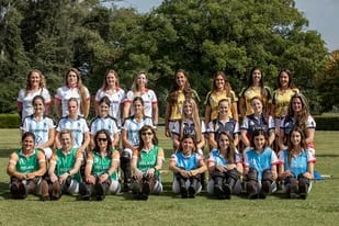 Las 24 protagonistas del primer Mundial de polo femenino, en la presentación en Pilar; a la izquierda, las inglesas, las argentinas y las irlandesas (zona A), y a la derecha, las brasileñas, las estadounidenses y las italianas (B).
