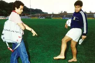 Diego Maradona le muestra el estado de su tobillo al periodista Daniel Arcucci en el Mundial de Italia 90
