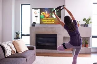 El videojuego está acompañado por dos accesorios que aprovechan las funciones de los controles Joy-con de la Nintendo Switch