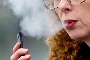 Una mujer vapea un cigarrillo electrónico de la marca Juul en Vancouver, Washington