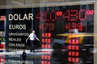 Al igual que el resto de las monedas de la región, el peso argentino se deprecia frente al dólar