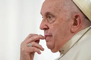 El papa Francisco durante una entrevista con The Associated Press en El Vaticano, el martes 24 de enero de 2023.