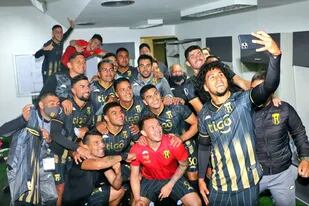 Cecilio Domínguez, exIndependiente, saca la foto, en el vestuario del estadio Hernando Siles, de La Paz. Guaraní venció allí a Bolívar por 3-2, con dos goles anotados en el tiempo suplementario, y terminó segundo en su zona.