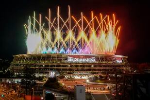 ARCHIVO _ Fuegos artificiales iluminan la noche sobre el Estadio Nacional durante la ceremonia de clausura de los Juegos Olímpicos de Tokio 2020, el 8 de agosto del 2021.  (AP Foto/Kiichiro Sato)