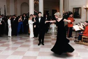 El día en que John Travolta acompañó a Lady Di en un baile que pasó a la  historia - LA NACION