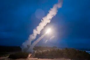 En esta foto publicada por el Ministerio surcoreano de Defensa a través de Yonhap, un misil se lanza durante un ejercicio de Estados Unidos y Corea del Sur, en un lugar no revelado de Corea del Sur, el lunes 6 de junio de 2022. (Ministerio surcoreano de Defensa/Yonhap via AP)