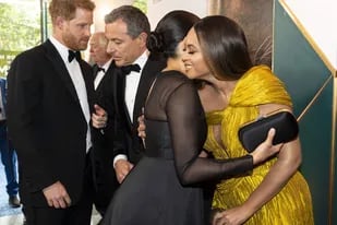 El encuentro entre la duquesa de Sussex y Beyoncé fue lo más comentado de la alfombra roja