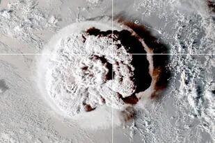 Una imagen publicada por el satélite NOAA GOES-West muestra una imagen satelital de la erupción de un volcán submarino cerca de la nación insular de Tonga, que desencadenó alertas de tsunami en gran parte del Pacífico Sur