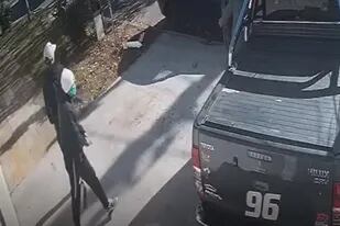 En la imagen, dos ladrones atacan a un vecino de Ramos Mejía esta semana para robarle la camioneta