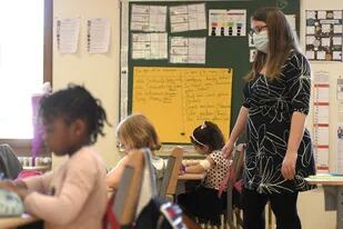 Una profesora da una lección a los alumnos de la escuela primaria Ziegelau en Estrasburgo, en el este de Francia, a medida que las escuelas primarias y secundarias vuelven a abrir en Francia el 22 de junio de 2020