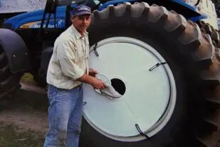 Carlos Sullivan junto al lavarropas que instaló en la cubierta de su tractor