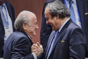 Sepp Blatter y Michel Platini, a pura sonrisa: ahora ambos se enfrentan a una investigación criminal de la Justicia suiza por un pago ilegal de dos millones de euros de la FIFA al ex futbolista francés.