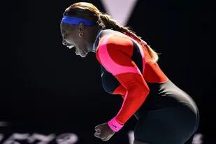 El festejo de la estadounidense Serena Williams, que derrotó a Aryna Sabalenka y avanzó a los cuartos de final del Abierto de Australia.