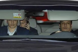 Rogelio Frigerio, con teléfono en mano, al salir de la residencia de Olivos tras otra jornada de rumores de cambio