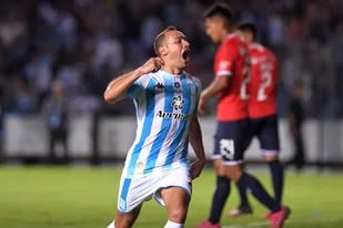 El último cruce: Marcelo Díaz festeja el gol con el que Racing le ganó a Independiente 1-0, en el Cilindro de Avellaneda; fue el 9 de febrero de 2020; Lucas Pusineri, DT de los Rojos, quedó condicionado tras ese encuentro