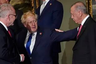El primer ministro británico Boris Johnson, en el centro, y el presidente turco Recep Tayyip Erdogan se saludan durante una visita al museo del Prado con jefes de Estado y dignatarios en Madrid