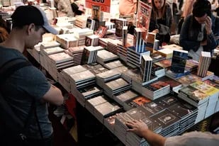 Postal de la Feria del Libro porteña en 2019; en 2022, ¿se mira y se podrá comprar?