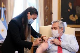 El presidente Alberto Fernández, en diciembre de 2021, al recibir la dosis de refuerzo de la vacuna contra el COVID-19
