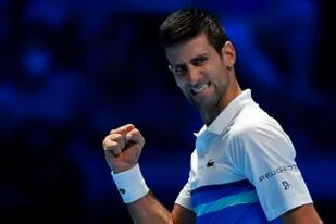 El serbio Novak Djokovic, número 1 del mundo, celebra su victoria ante el ruso Andrey Rublev, que le aseguró la clasificación para las semifinales del torneo de maestros, en Turín.