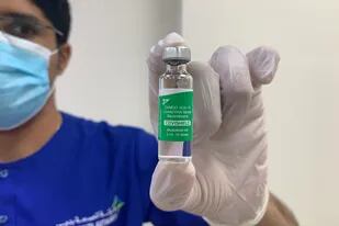 Un trabajador de la salud muestra un vial de la vacuna contra el coronavirus de AstraZeneca-Oxford (Covishield) en Dubai el 8 de febrero de 2021