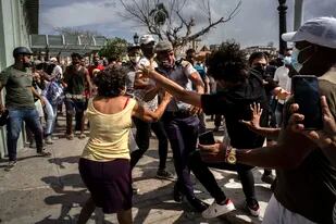 La policía detiene a un manifestante antigubernamental el domingo 11 de julio de 2021 durante una protesta en La Habana, Cuba