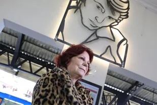 La viuda de Sandro, junto a la escultura (@diariodecultura)