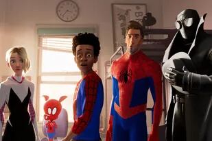 Ghost Spider, Spider Ham, Miles Morales, Peter Parker y Spider-Noir