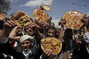 Los expertos temen que la falta de trigo por la guerra en Ucrania genere protestas como las del pan, durante la Primavera Árabe, aquí en Sanaa, capital de Yemen, el 6 de marzo de 2011