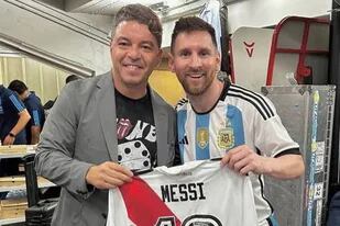 Marcelo Gallardo se sacó una foto con Lionel Messi en su visita al estadio Monumental con la selección argentina