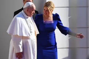 La presidenta Zuzana Caputova le da la bienvenida al Papa en Bratislava (Photo by JOE KLAMAR / AFP)