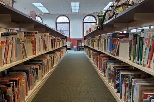 Una biblioteca de Michigan corre el riesgo de cerrar, tras votaciones que la dejaron sin financiamiento por el contenido de los libros que exhiben
