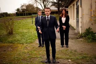 Emmanuel Macron formula declaraciones tras visitar un centro de refugiados ucranianos en La Pommeraye, al oeste de Francia, el 15 de marzo del 2022. (Yoan Valat, Pool vía AP)