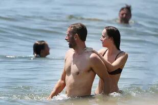 Tras la crisis, Dakota Johnson y Chris Martin se mostraron muy cariñosos en la playa de los Hamptons