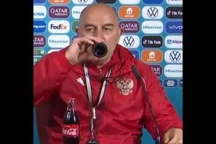 El entrenador de Rusia, Stanislav Cherchesov, toma una Coca Cola durante la conferencia de prensa tras el partido con Finlandia por la Eurocopa