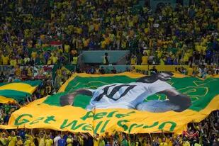 "Pelé. Recupérate pronto", dice la bandera que desplegaron los hinchas brasileños en el partido ante Camerún
