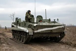 Un tanque patrulla a las afueras de Mykolaivka, en la región de Donetsk, territorio bajo control de rebeldes prorrusos, el domingo 27 de febrero de 2022, en el este de Ucrania. (AP Foto)