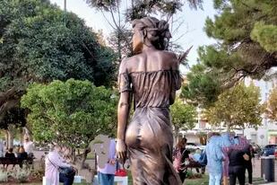El escultor Emanuele Stifano, autor de la estatua, publicó en Facebook fotos para defender su obra