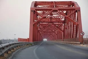 El famoso "Puente Carretero", que une la capital santiagueña con La Banda, totalmente desierto