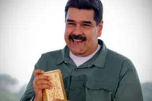 Maduro muestra un lingote de oro, en diciembre de 2017